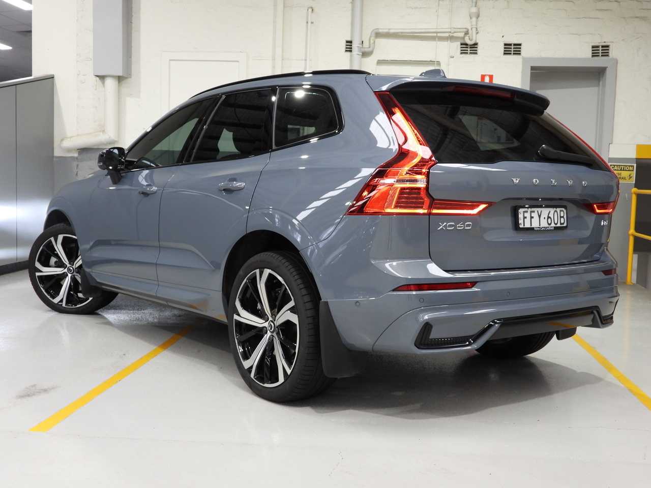 Volvo  UZ MY23 Ultimate B6 AWD Dark