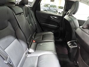 Volvo  XC60 Momentum, B5 mild hybrid